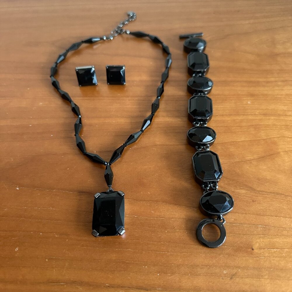 Carolee black faux stone necklace, bracelet & earrings for pierced ears. Vintage